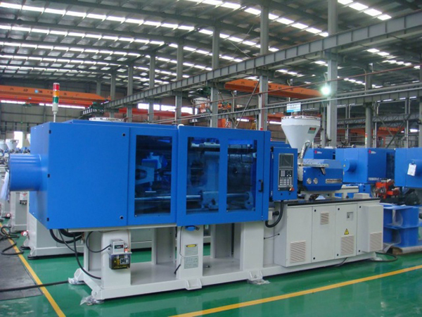 Precise and energy saving injection molding machine D100S